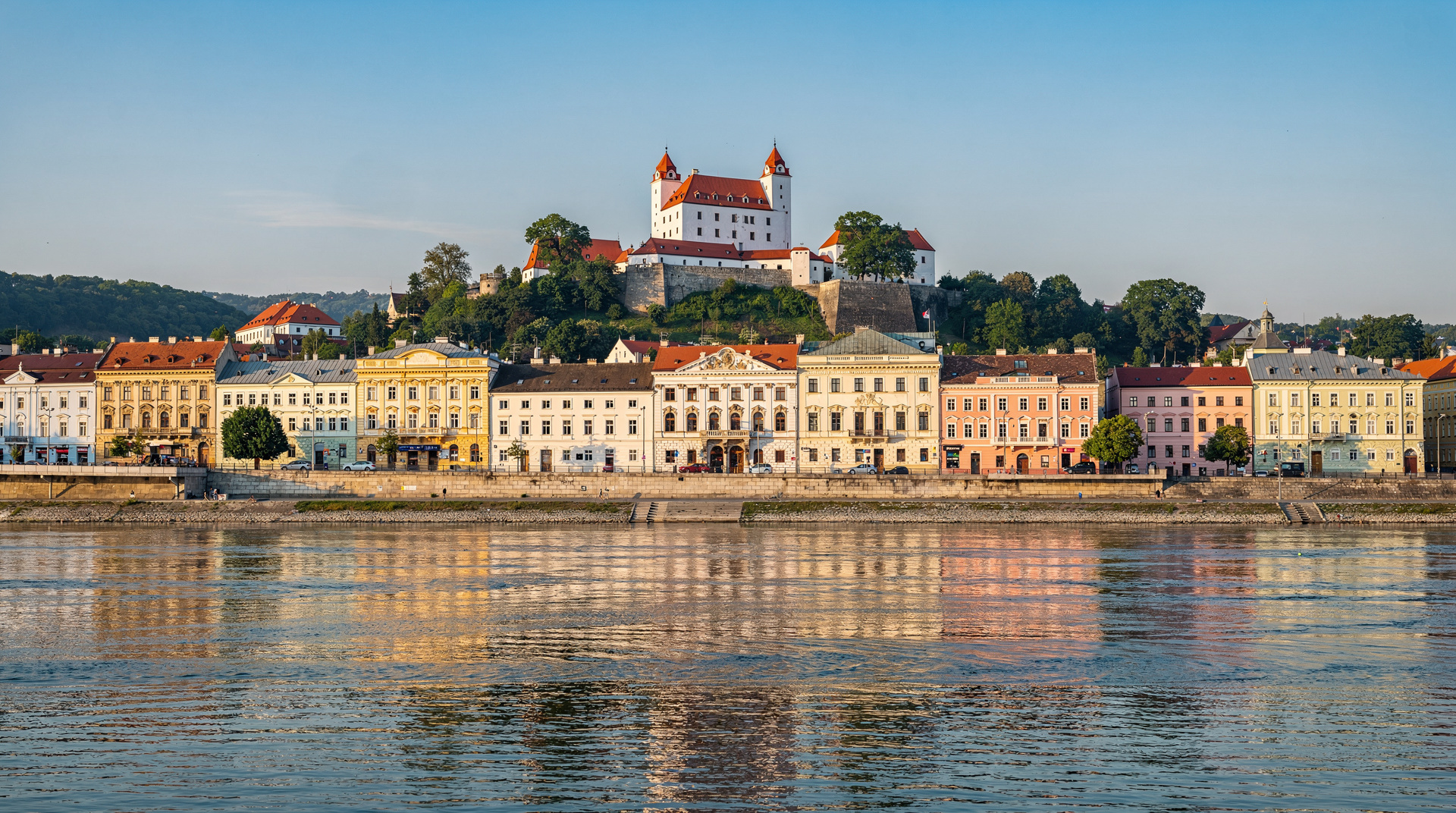 From Vienna: Guided Tour to Bratislava with Speed Boat Ride