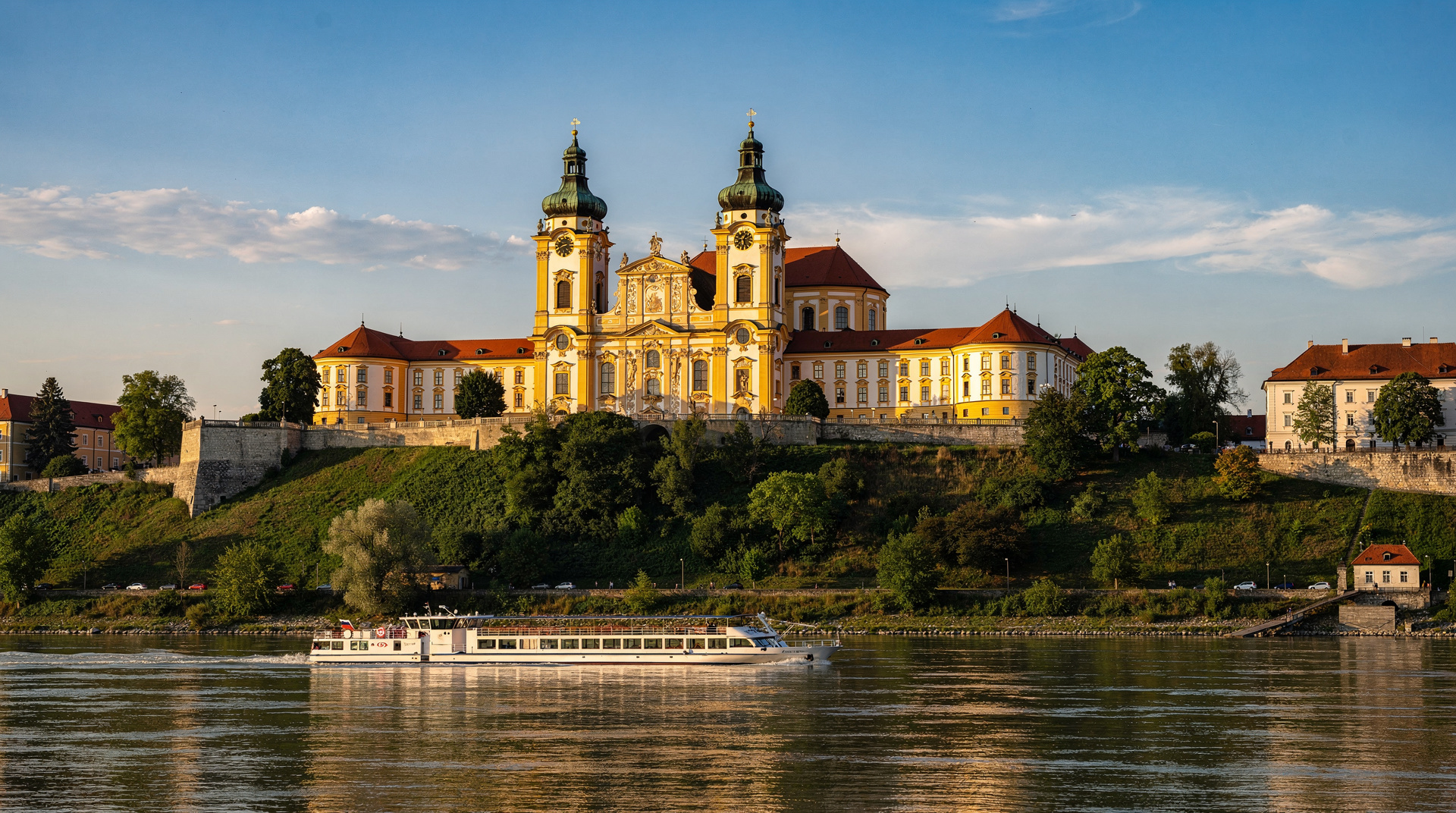 Melk Abbey day trip from Vienna: tickets, what to see and how to get there — Visit Melk Abbey from Vienna: 1h15 by train, Baroque church, library, marble hal