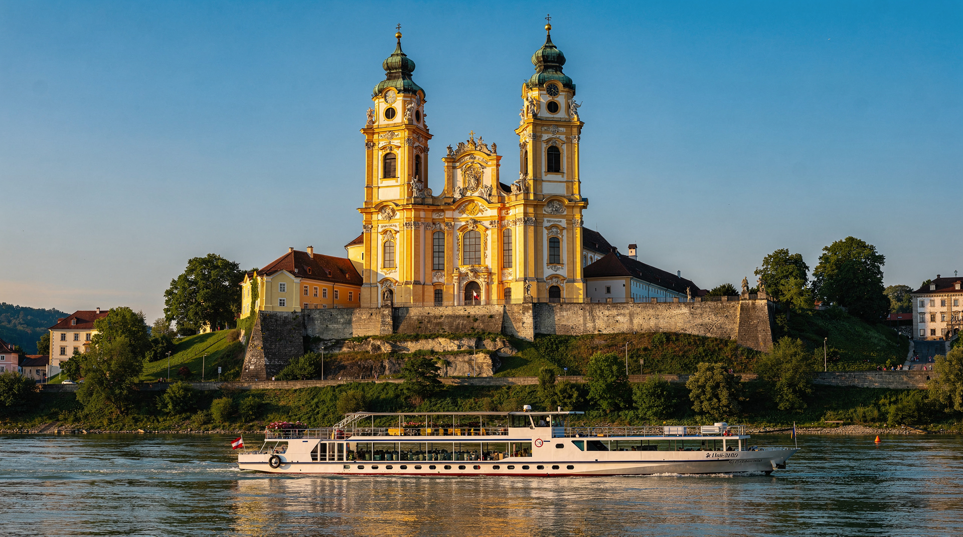 Melk to Krems boat trip: the Wachau in 1h45 on the Danube — The Melk to Krems Danube boat trip through the Wachau Valley: DDSG schedule, Dür