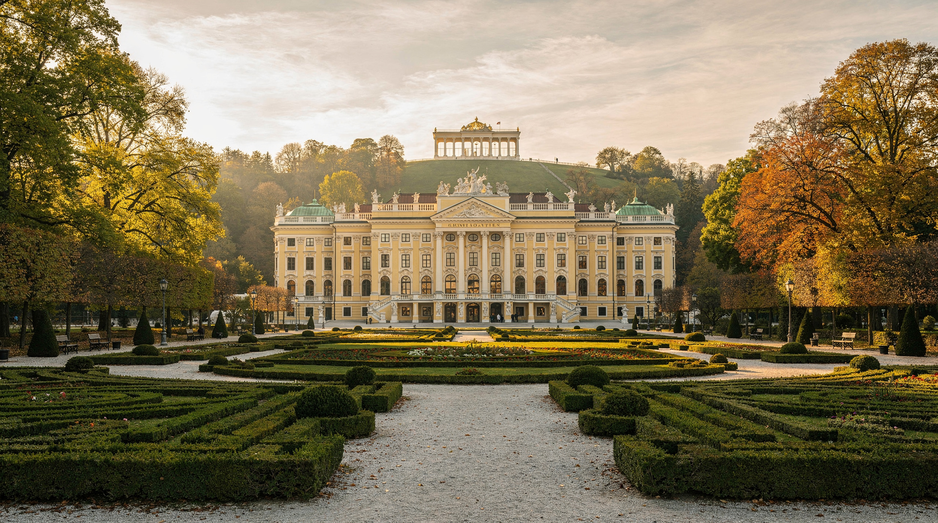 Schönbrunn Christmas market: the most beautiful in Vienna — Complete guide to the Schönbrunn Palace Christmas market — dates, what's there, 